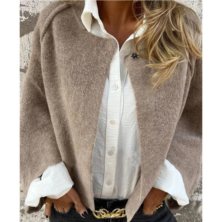 Versatile Cecila loose fit coat for women. Stylish outerwear, suitable for cozy fall fashion & elegant wear.