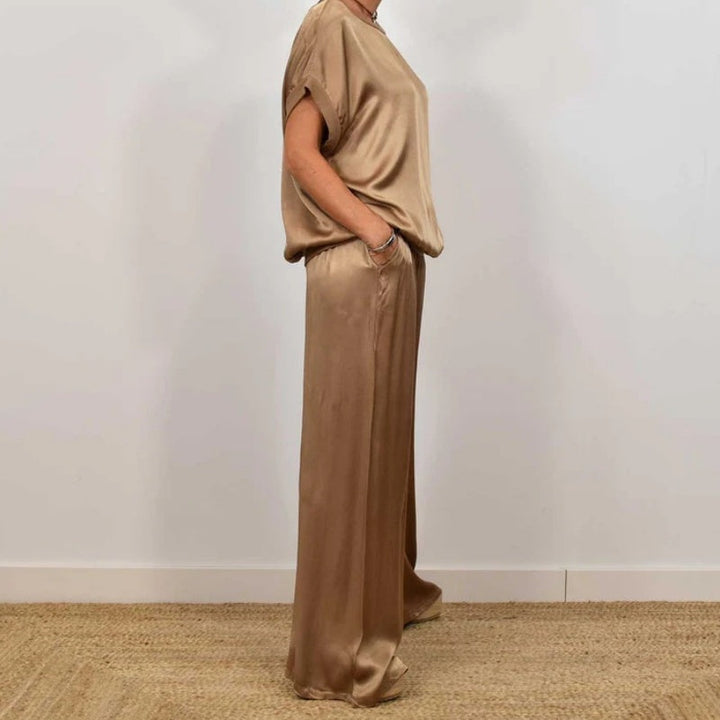 Comfortable women's two-piece set, soft fabric for versatile casual & elegant wear.