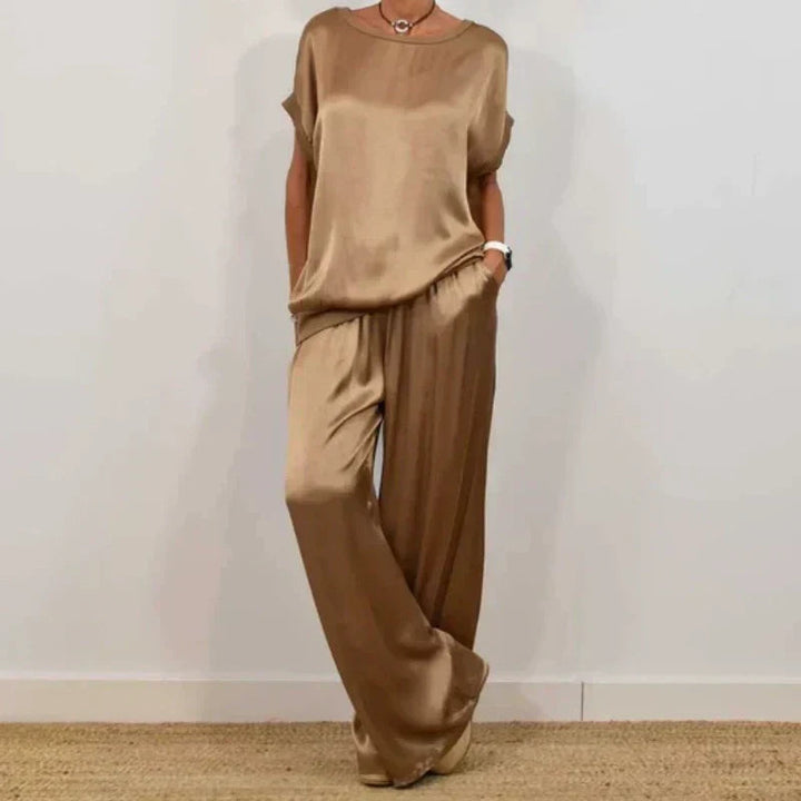 Effortless women's two-piece outfit, perfect for comfort & versatile day to night fashion.