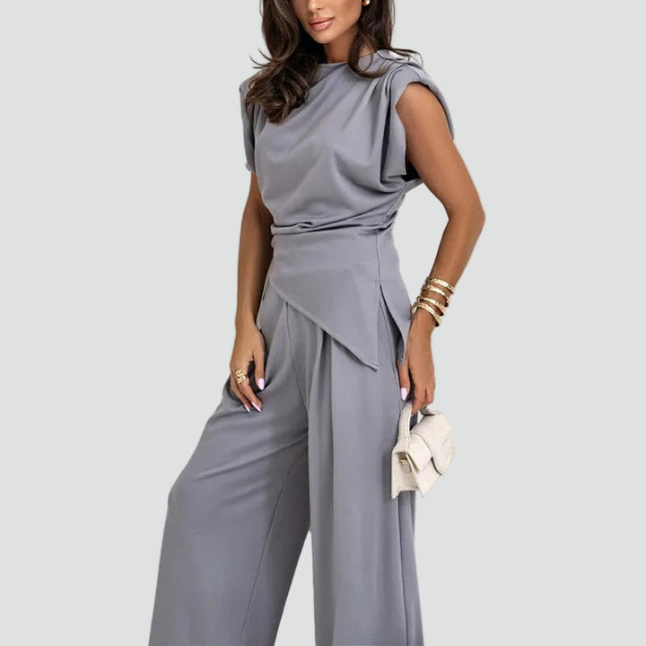 Elegant women's sleeveless two-piece set with wide-leg trousers. Perfect for summer fashion.