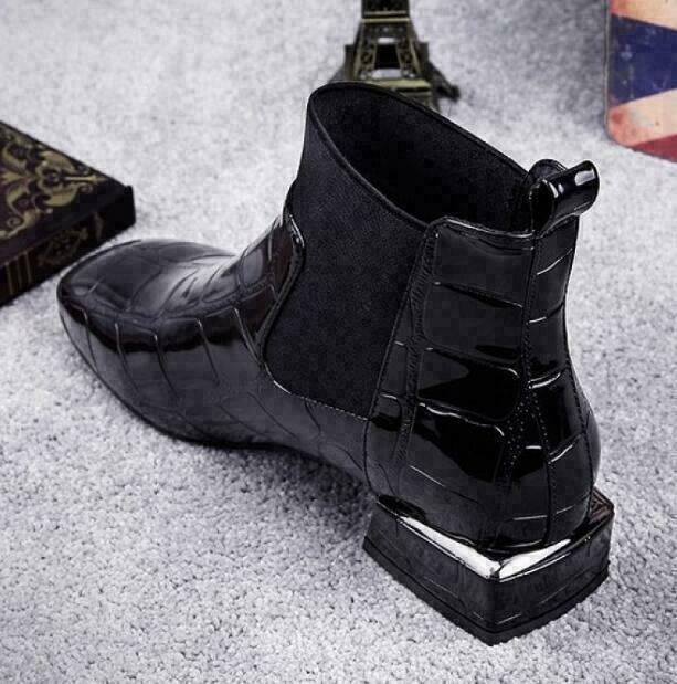 Versatile black casual boots for women, offering stylish everyday footwear with ultimate comfort and support.