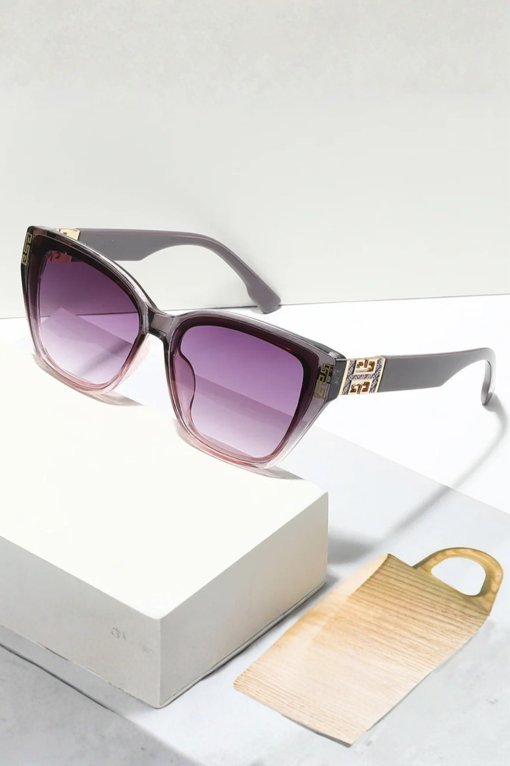 Versatile women's cat eye sunglasses, stylish gold detail. A chic fashion accessory for all seasons.