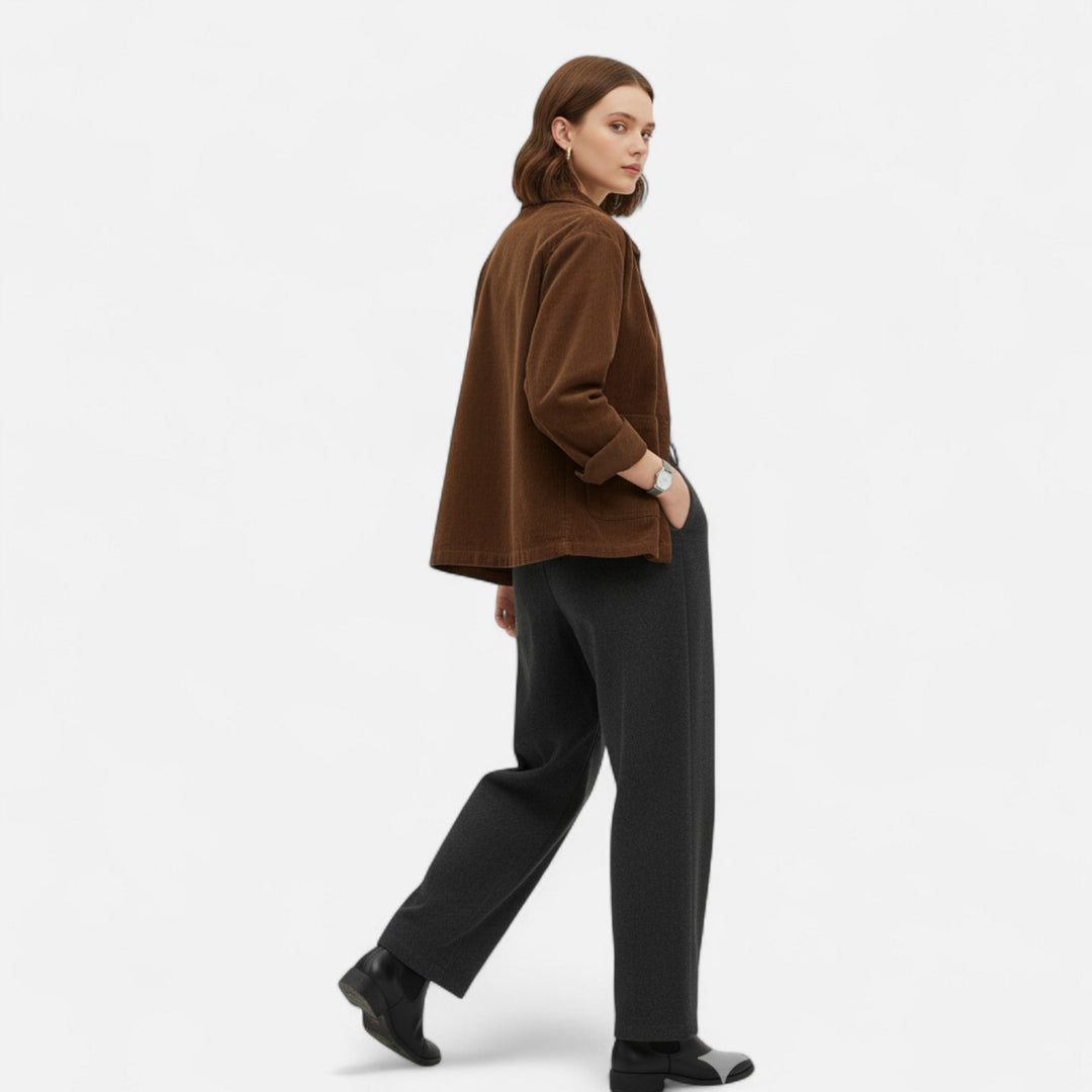 Chic women's short jacket for versatile casual wear. Stylish ladies' outerwear, perfect for effortless everyday style.