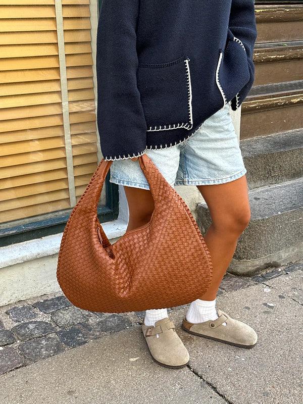 Modern women's woven shoulder bag, soft vegan leather, perfect stylish accessory.