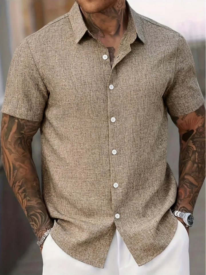 Versatile men's summer shirt with a relaxed fit. Short sleeves & button-down style for casual comfort.