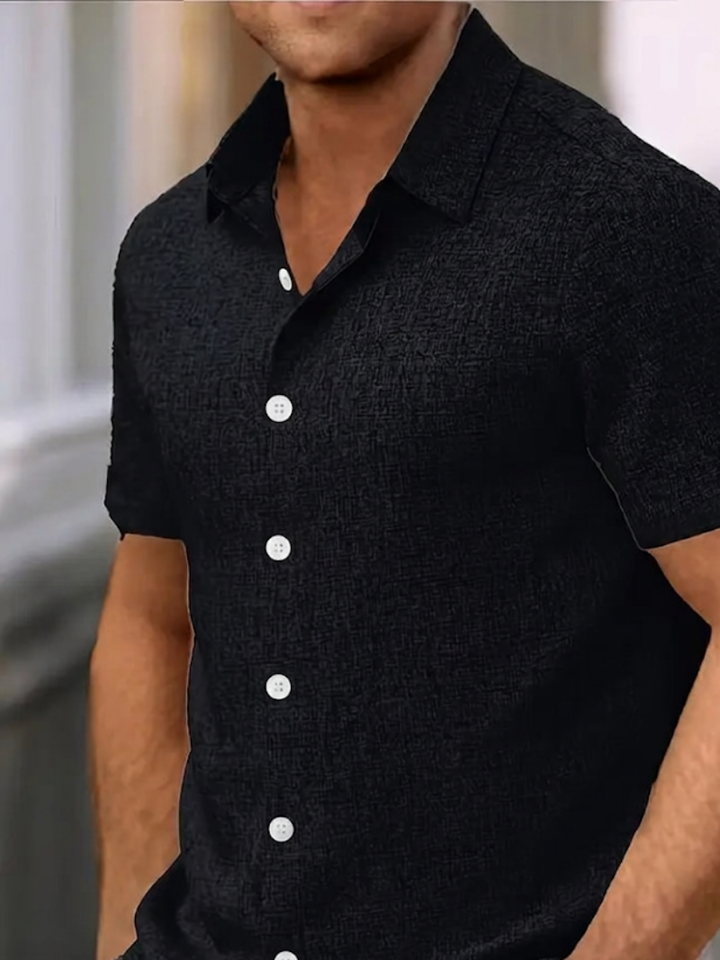 Men's summer-ready relaxed fit short sleeve shirt. Easily pairs with anything for a casual look.