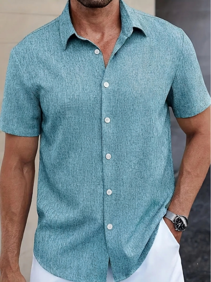 Stylish men's short sleeve casual shirt, ideal for summer. Features a relaxed fit and versatile design.