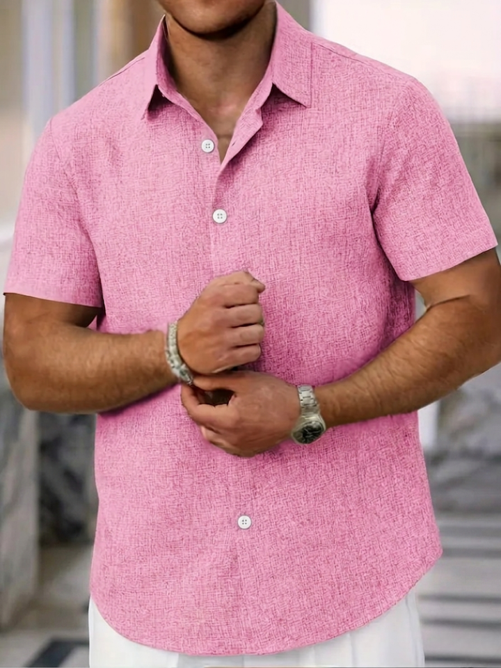 Lightweight men's relaxed fit shirt with short sleeves, perfect for summer. Casual button-down style.