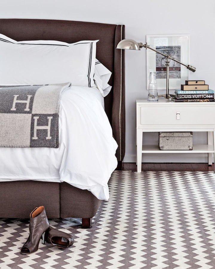 Versatile wool cashmere throw blanket, warm luxury for any room. Size 140x170cm.