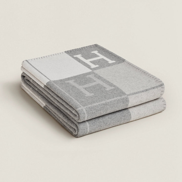 Warm wool cashmere throw blanket, 140x170 cm, perfect for cozy nights in.