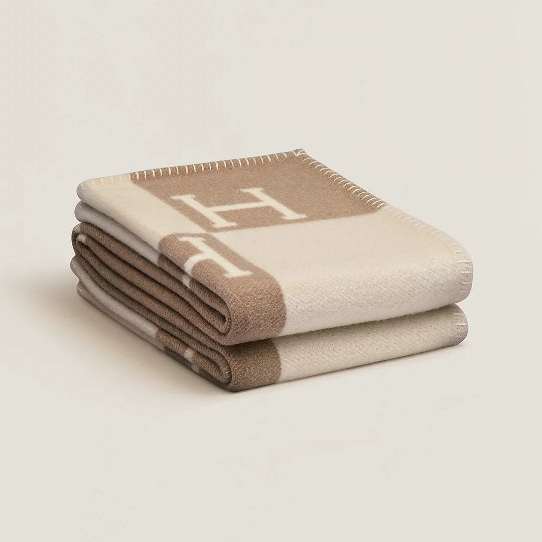 Large 140x170cm wool cashmere throw blanket, ultra soft & plush, for living room.