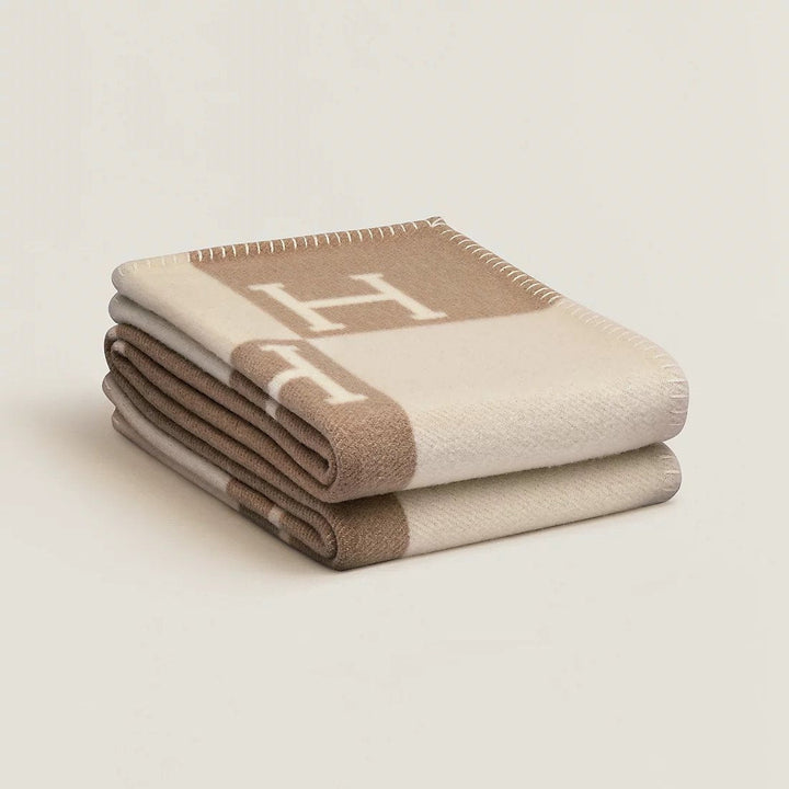 Large 140x170cm wool cashmere throw blanket, ultra soft & plush, for living room.