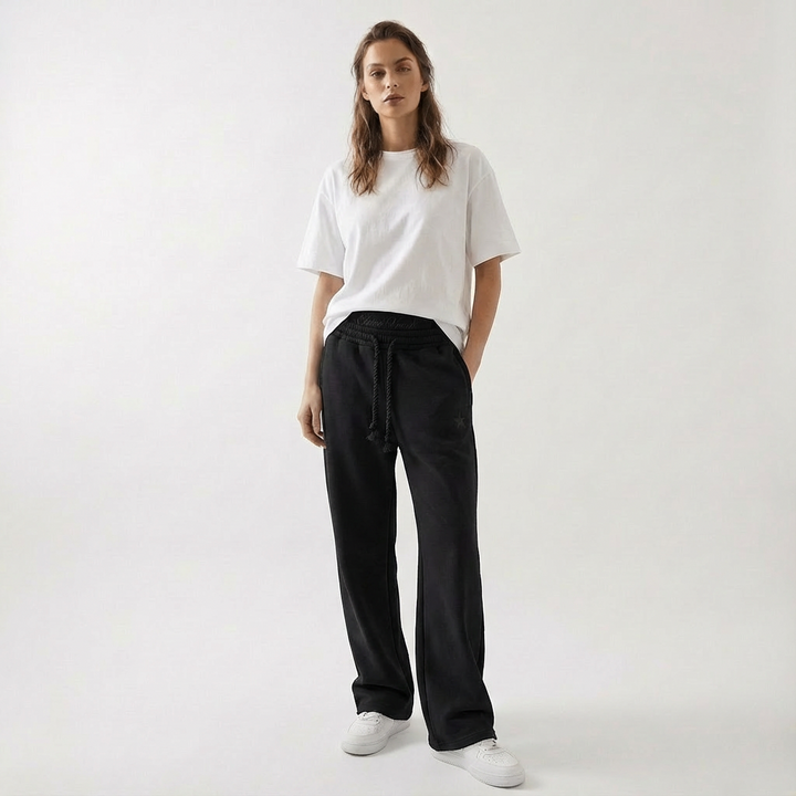 Back view of unisex baggy joggers with practical back pockets, demonstrating relaxed fit, casual style & streetwear.