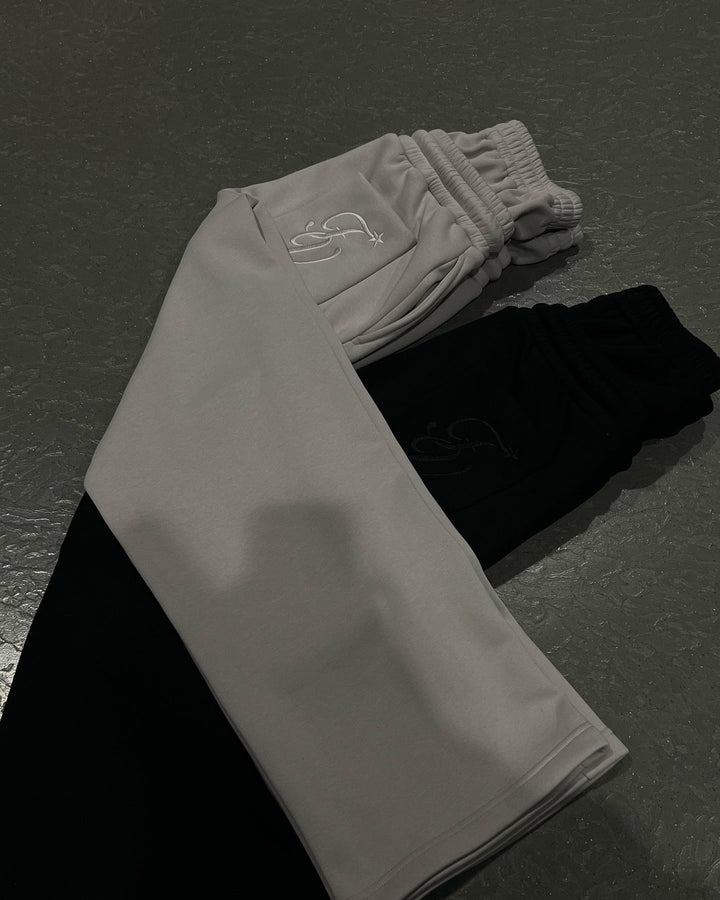 Stylish navy unisex baggy joggers, a versatile piece for everyday style, streetwear fashion & men's/women's comfort.