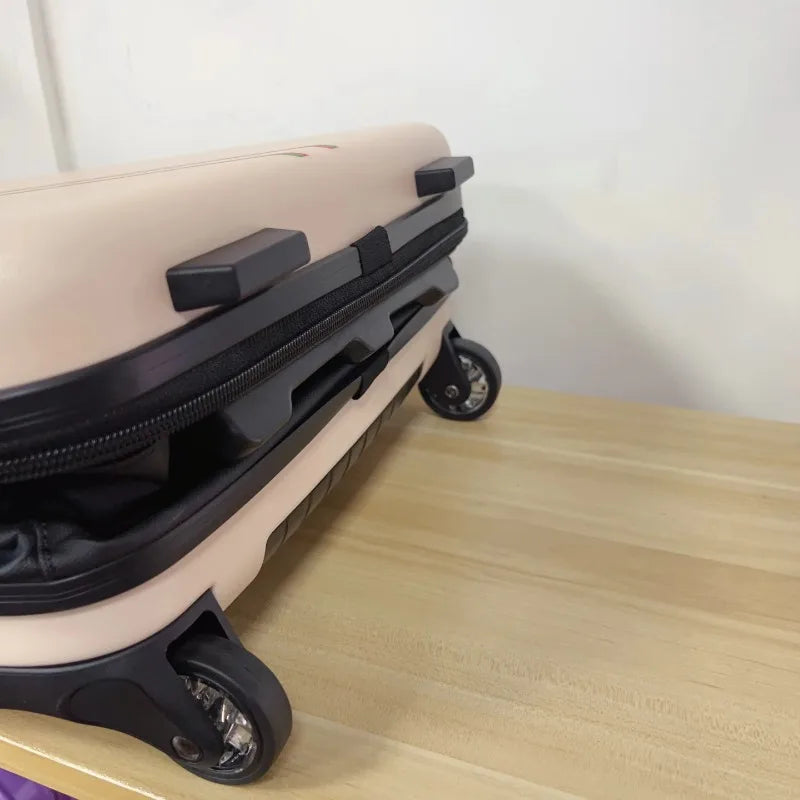 Expandable travel bag: versatile rolling luggage for both cabin & check-in needs.