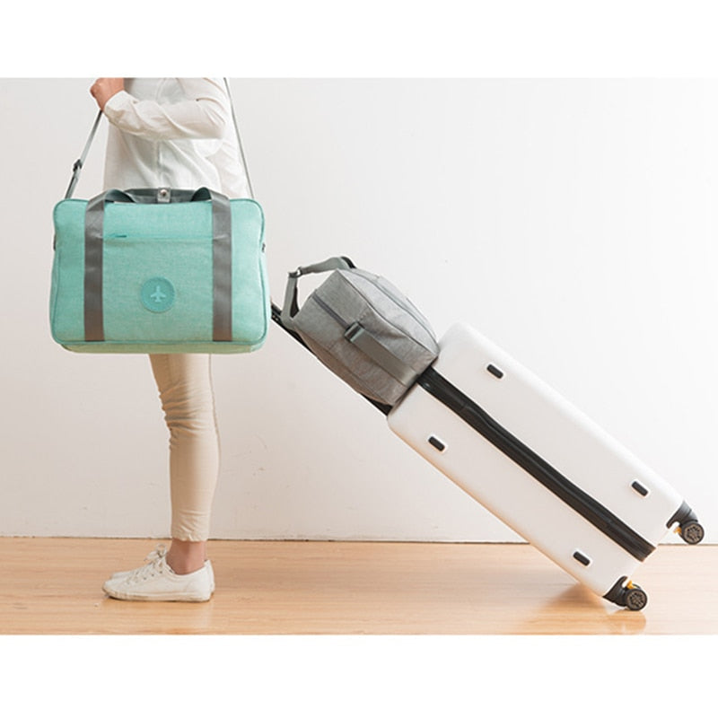 Organized unisex travel with this universal carry-on bag, perfect as an overhead airport essential.