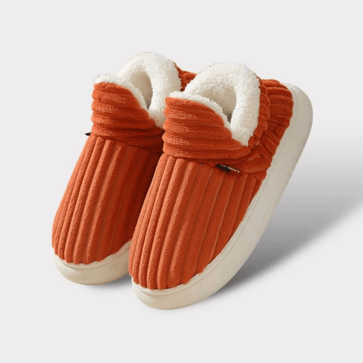 Cushioned thermal house shoes, soft and warm for ultimate indoor relaxation.