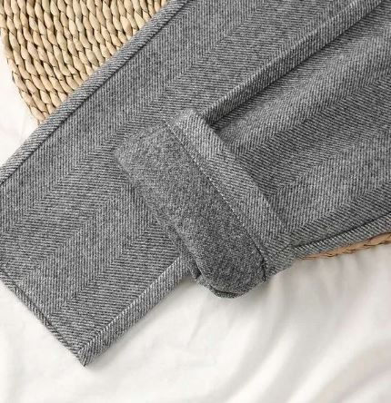 Clean image of women's elegant high-waist trousers, showcasing their versatile design for chic fashion.
