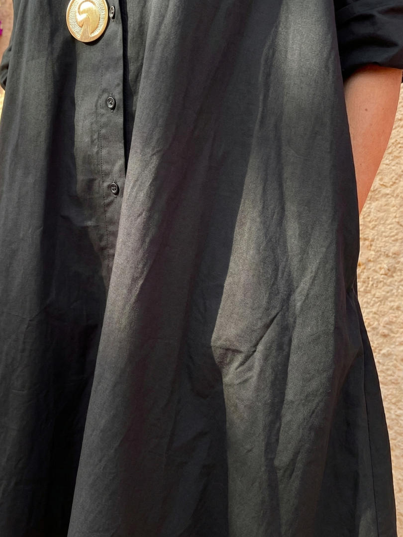 Stylish women's button-front midi shirt dress with collar, long sleeves & pockets, ideal for spring/summer casual elegance.
