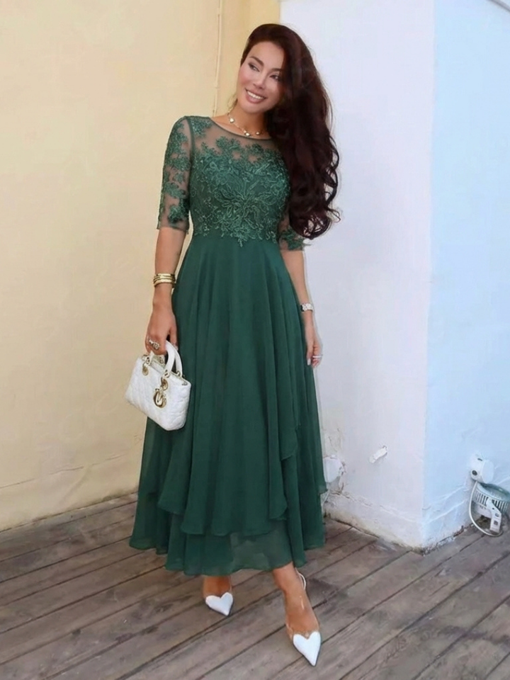 Tailored women's lace midi dress with elegant three-quarter sleeves, perfect as an occasion or evening gown.