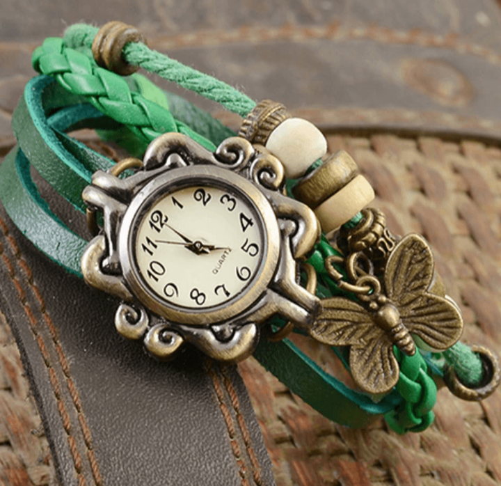 Captivating vintage floral watch for women, an elegant quartz timepiece & bracelet accessory.