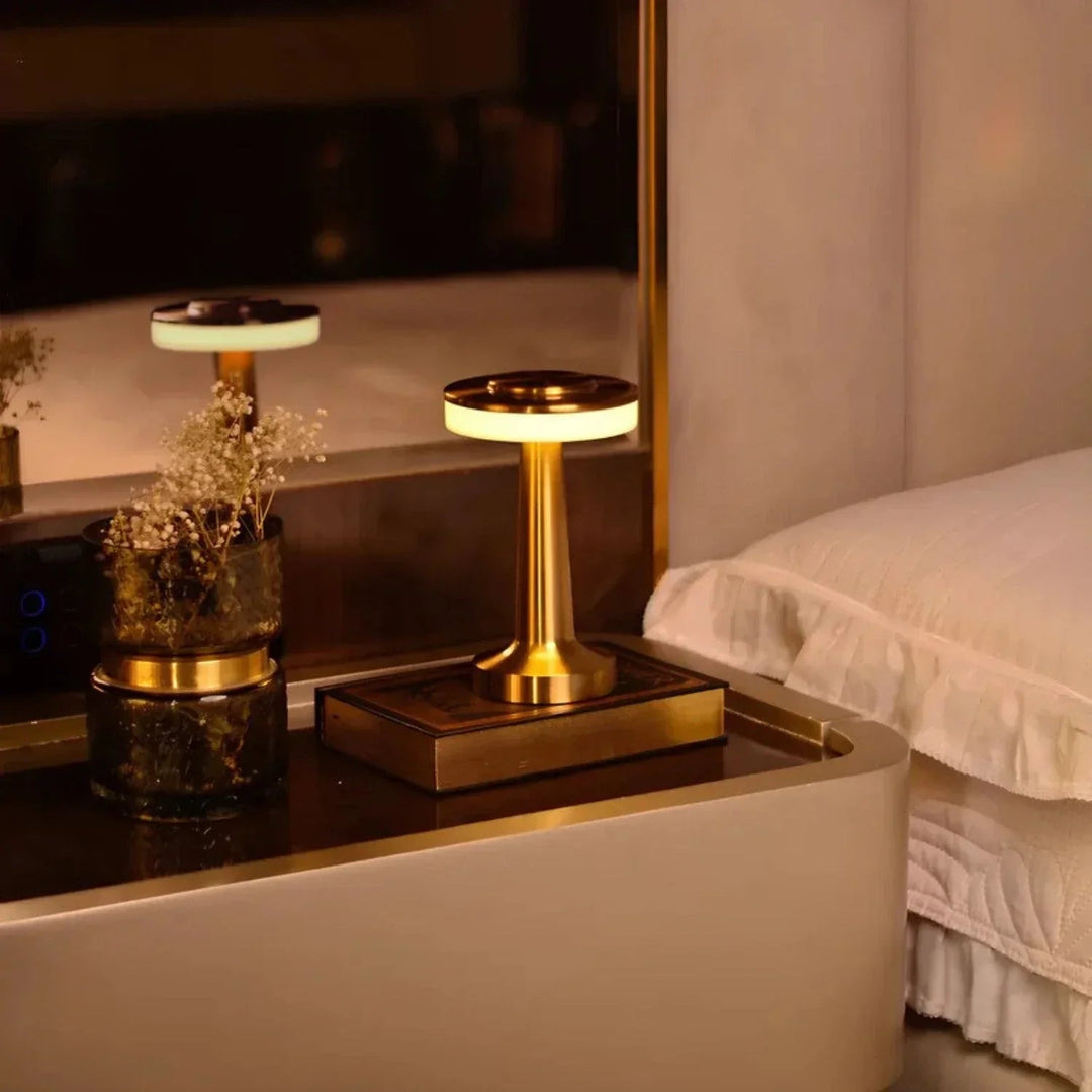 Elegant retro dimmable table lamp, wireless with 3 color temperatures. Enhances home decor, creating ambient light.