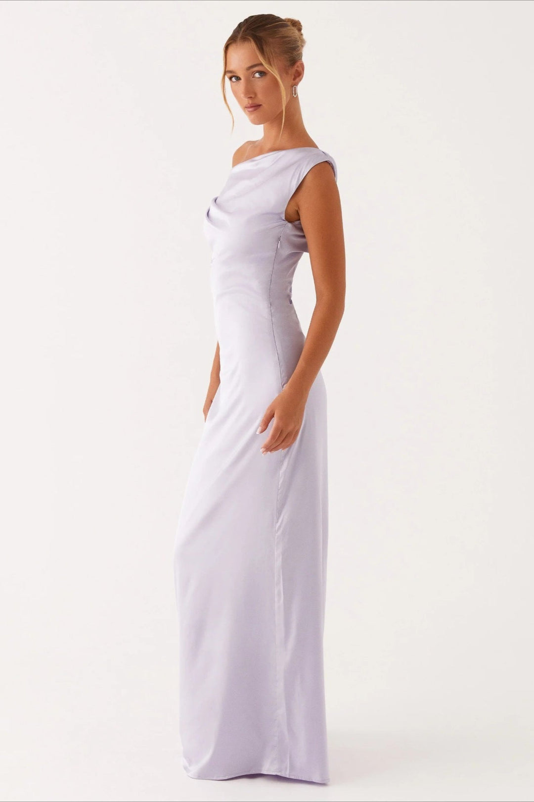 Elegant women's maxi dress, perfect for evenings, with an asymmetric one-shoulder and high-waist.