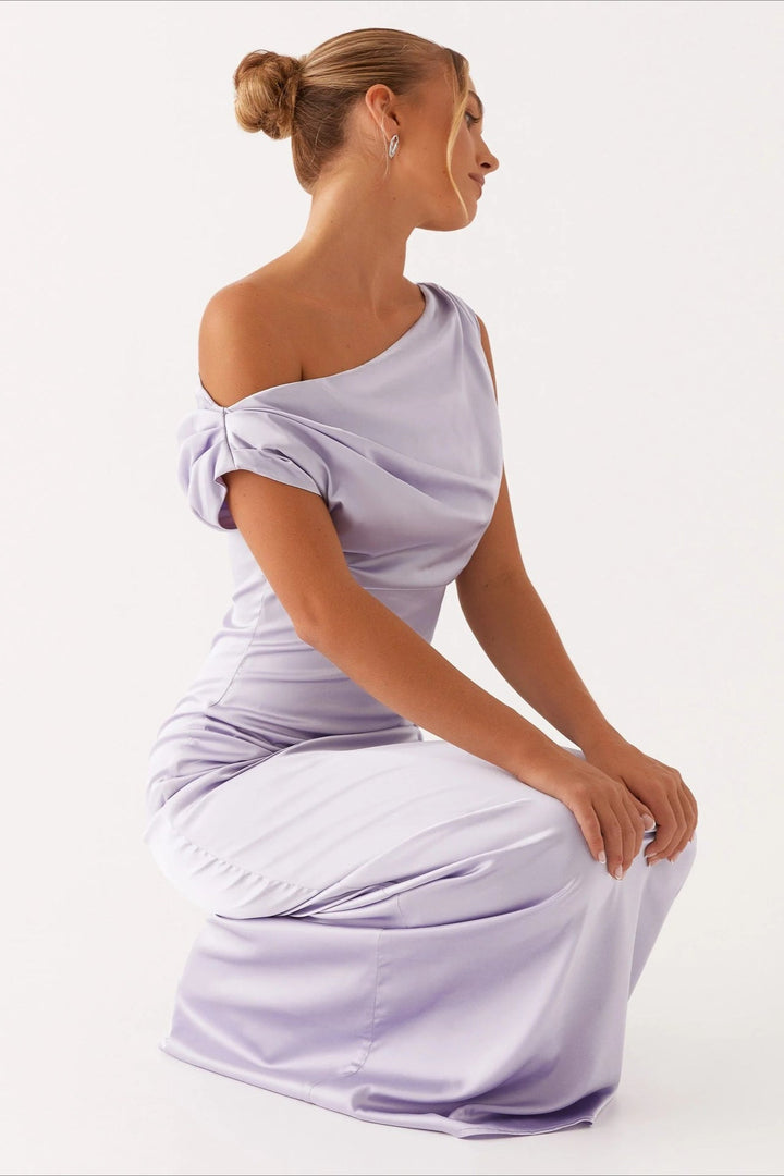 Formal long dress for women, a high-waist asymmetric one-shoulder design, ideal for galas.