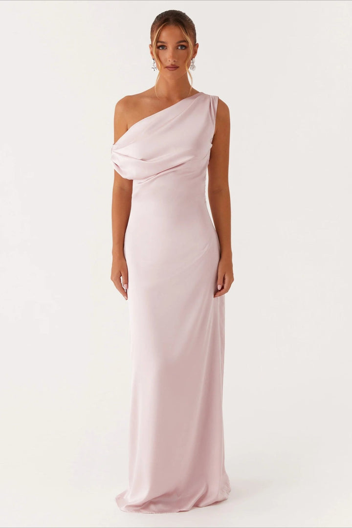 Asymmetric long dress for women, high-waisted, elegant one-shoulder design, perfect for evenings.