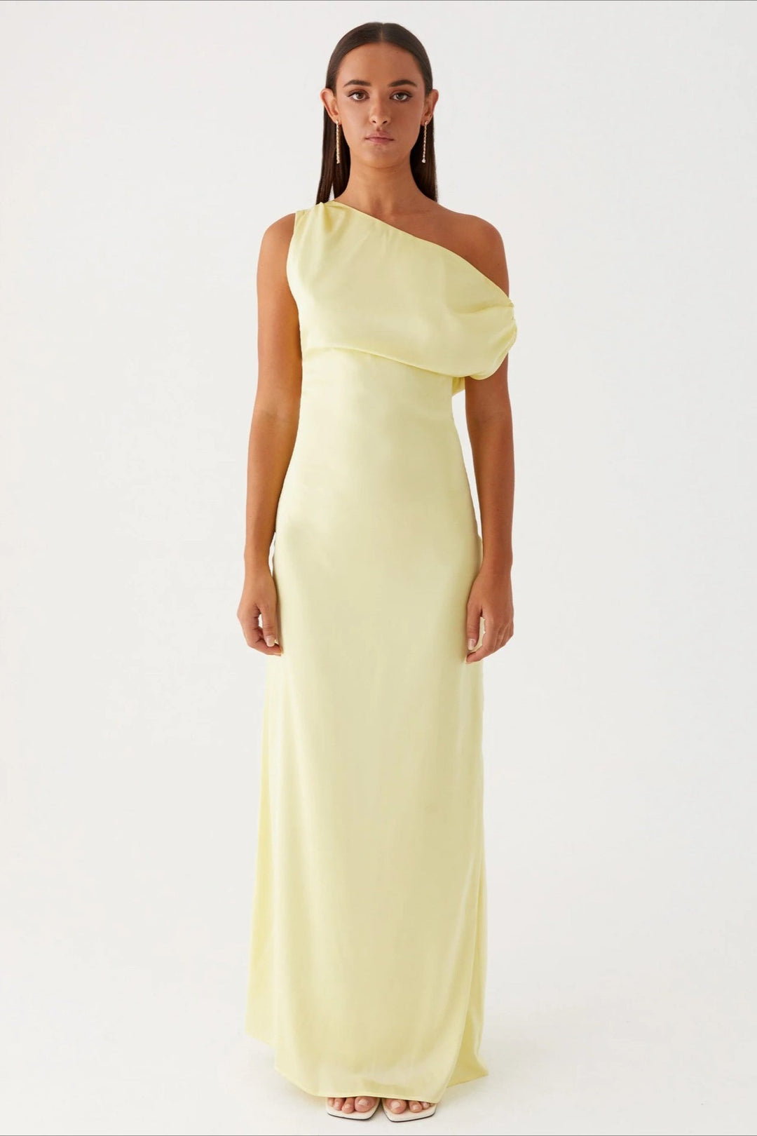 One-shoulder asymmetric long dress, a sophisticated high-waist maxi, suitable for formal wear.
