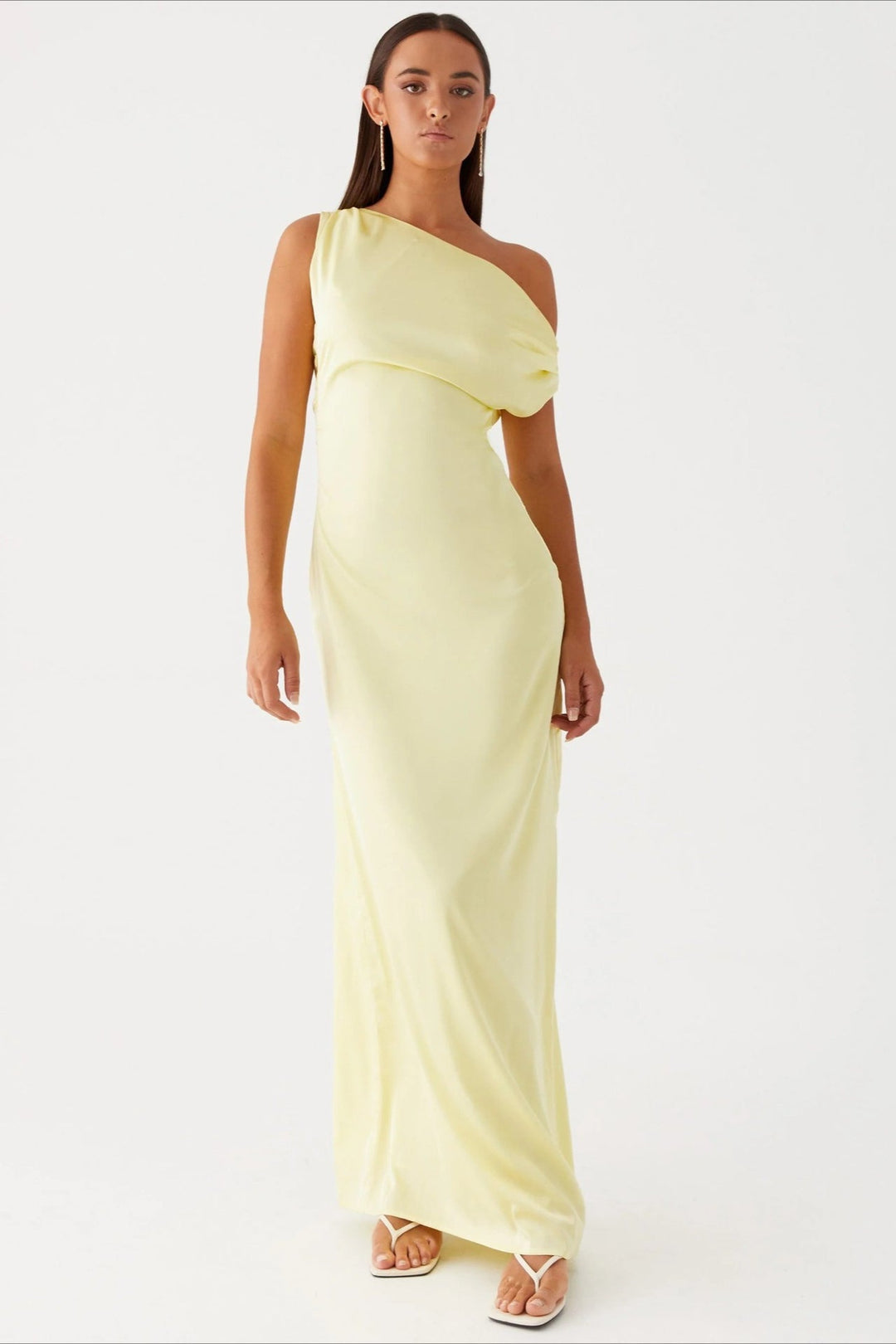 Elegant women's high-waist maxi dress, featuring a striking one-shoulder asymmetric design.