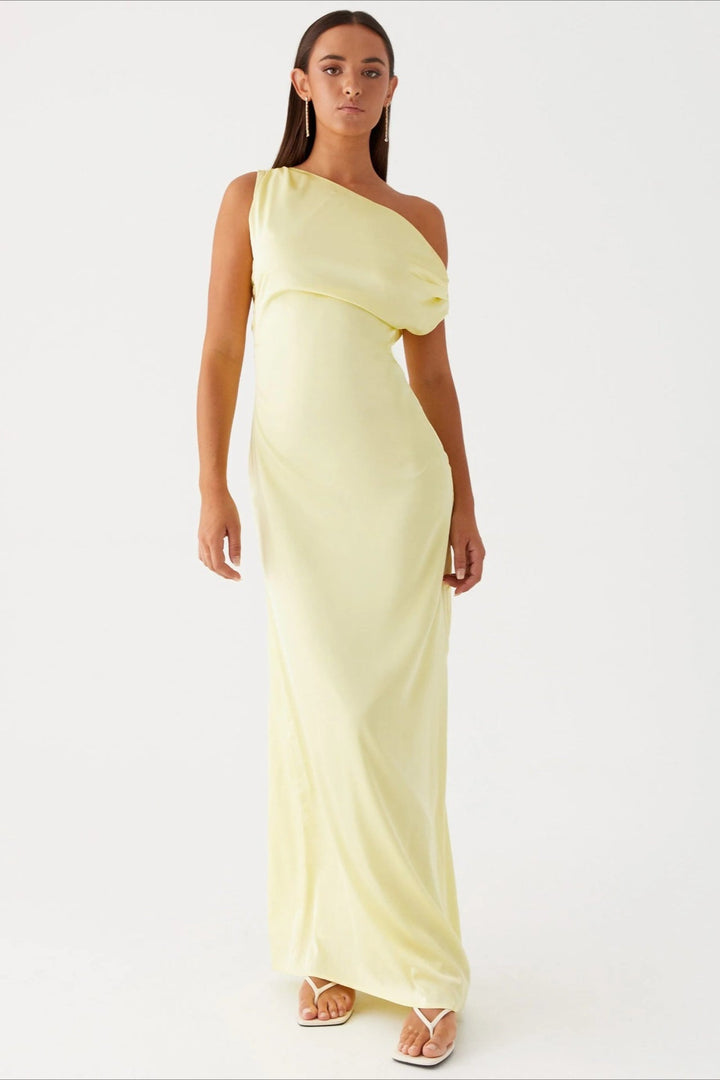 Elegant women's high-waist maxi dress, featuring a striking one-shoulder asymmetric design.