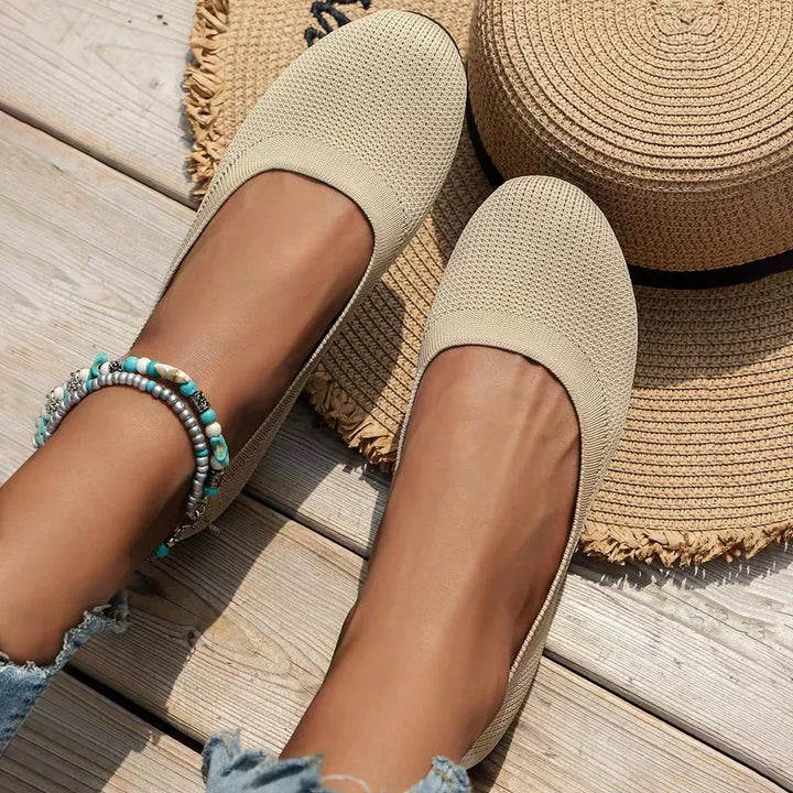 Stylish women's flexible ballerina flats, comfortable slip-on shoes ideal for versatile everyday wear.