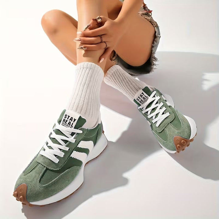 Stylish women's retro lace-up trainers, offering versatile wear and vintage-inspired chic.