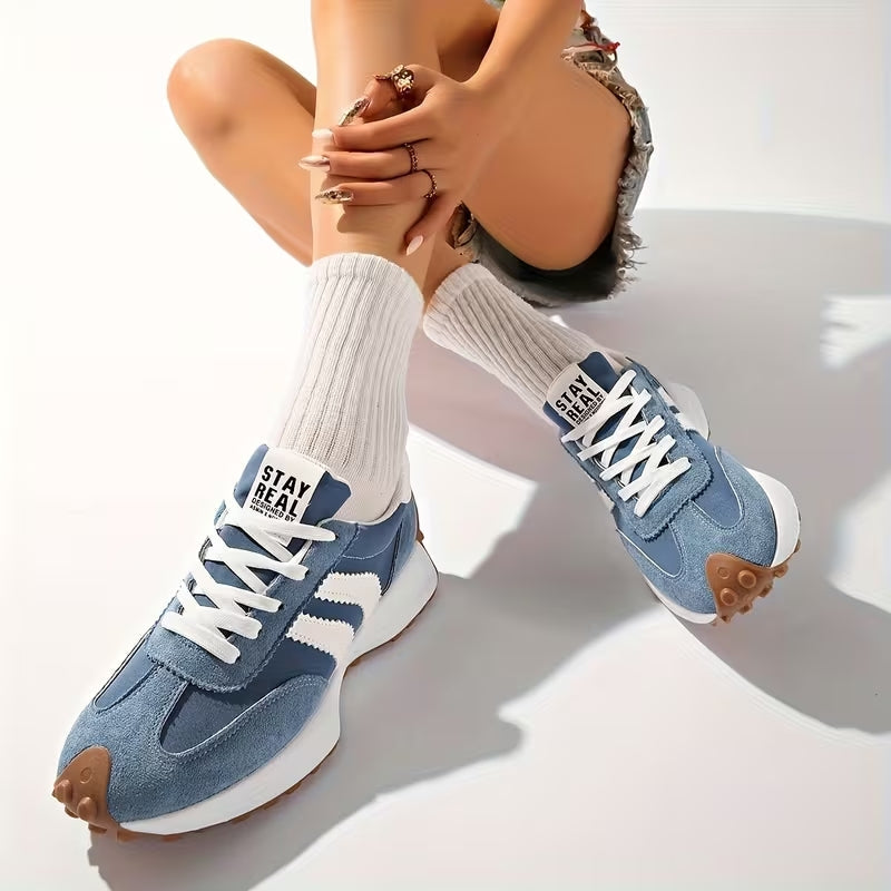 Clean, retro-style women's sneakers, perfect for a chic and comfortable everyday look.