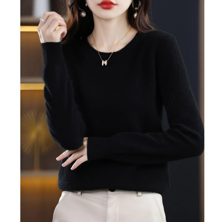 Stylish women's round neck sweater, versatile long sleeve top, a classic for everyday fashion.