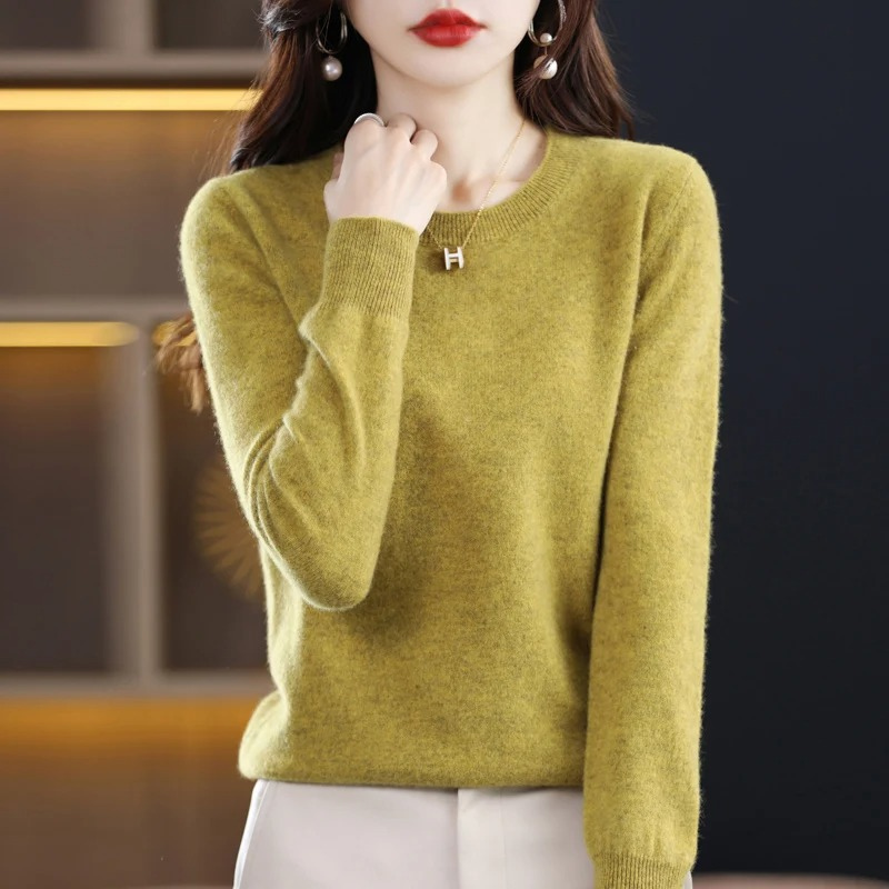 Wardrobe essential: women's classic round neck sweater, soft, stylish, perfect for daily wear.