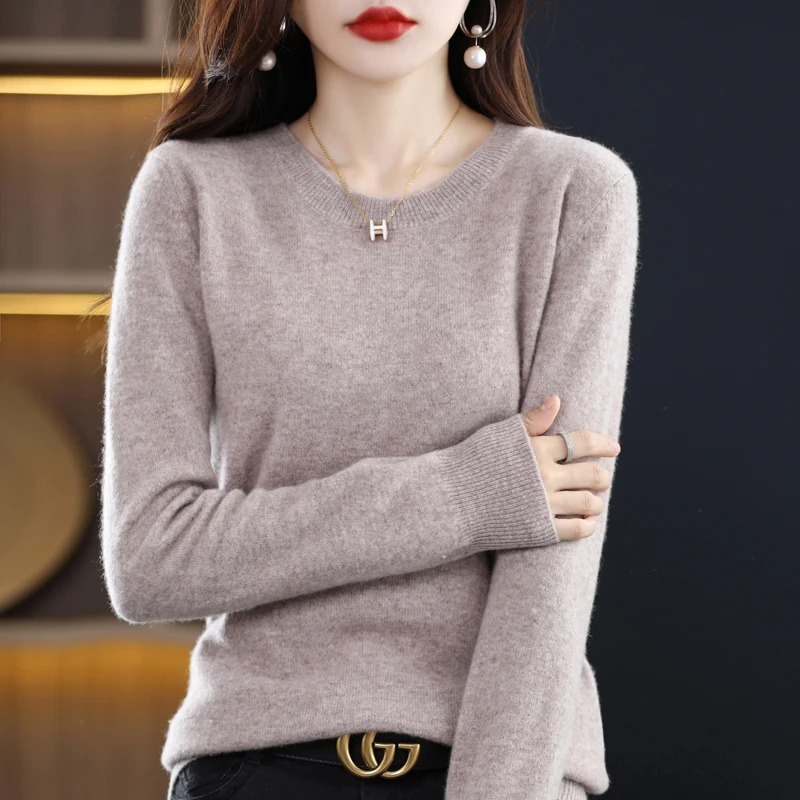 Stylish women's round neck sweater, a casual knit with elegant appeal for everyday fashion.