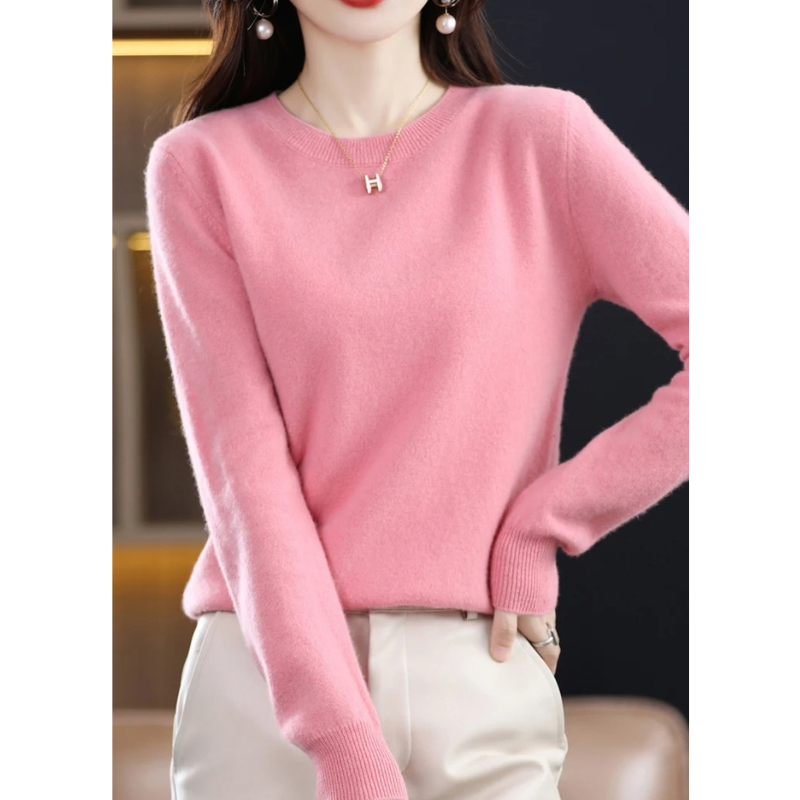 Comfortable women's round neck long sleeve sweater, soft knit ideal for everyday wear.