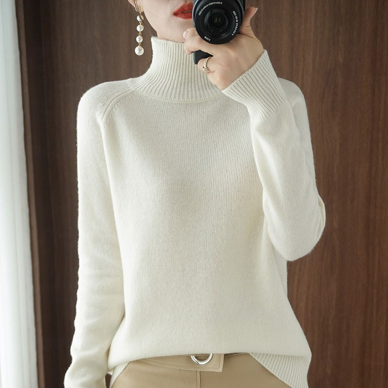 Women's classic turtleneck sweater, a versatile pullover for elegant fall and winter outfits.