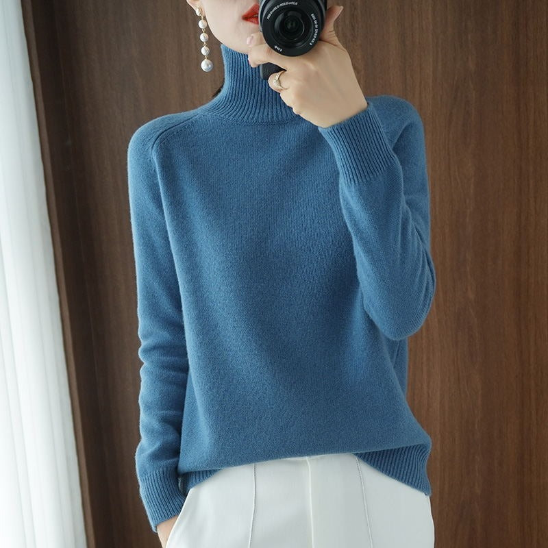 Elegant women's turtleneck pullover, ideal for a sophisticated winter fashion or fall outfit.