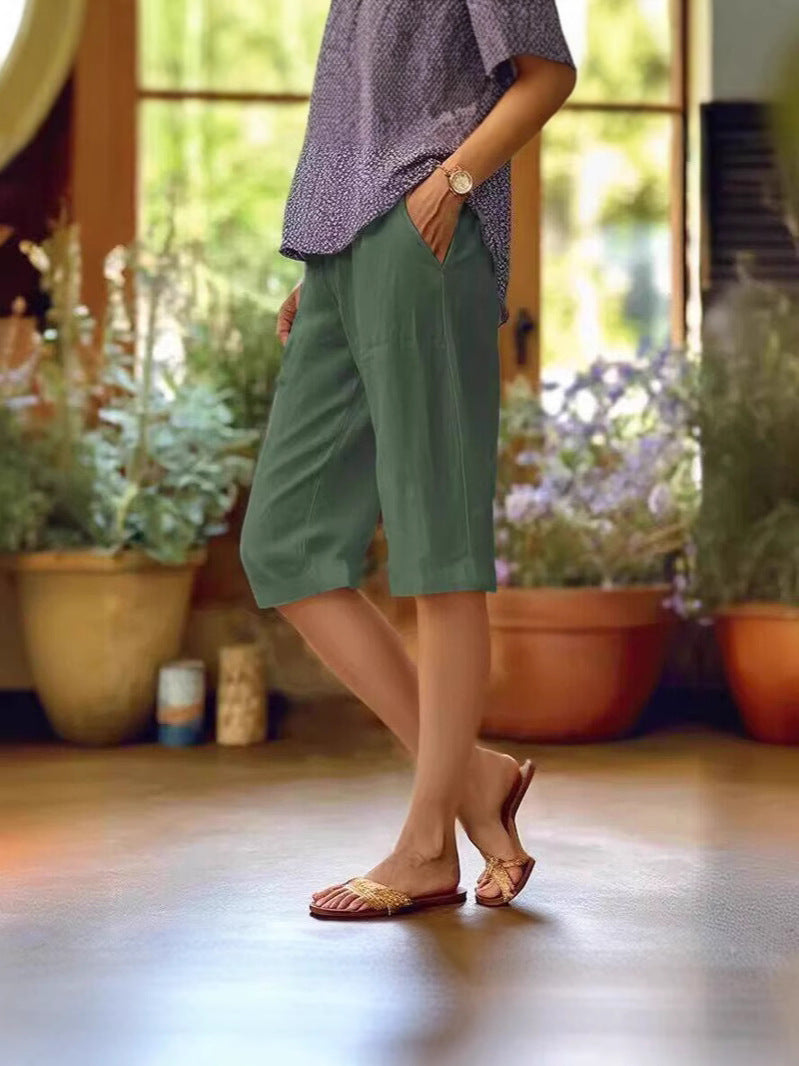 Soft, comfortable women's summer Bermuda shorts. Breathable, knee-length for warm weather, casual everyday style.