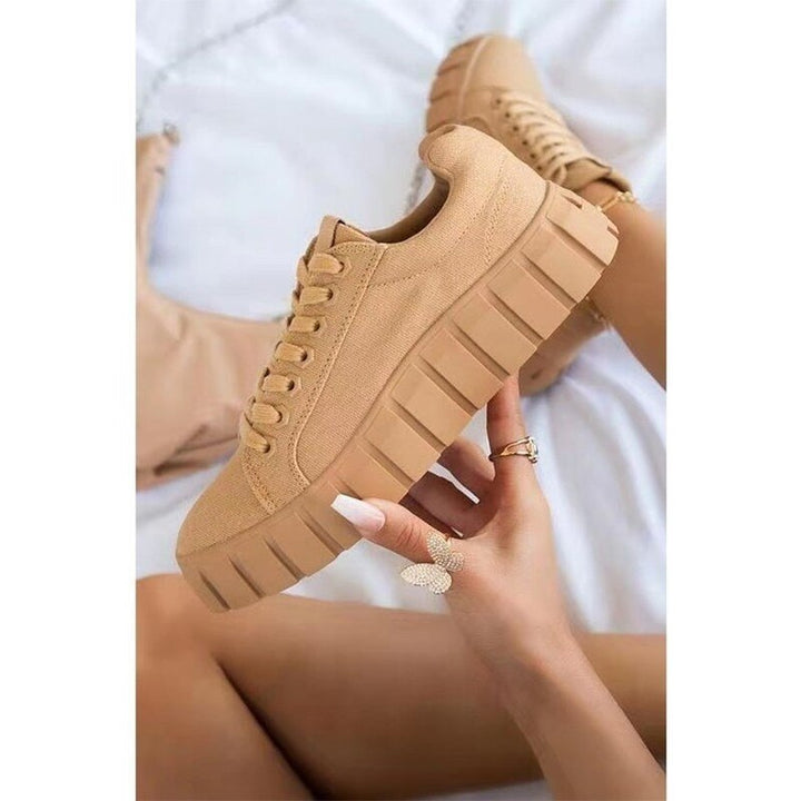 Versatile women's low-top trainers, offering cushioned comfort for walking and daily activities.