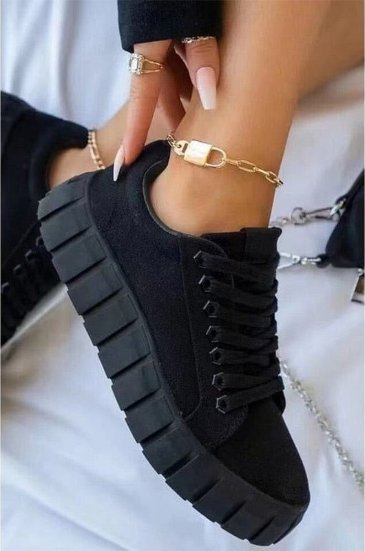 Stylish women's everyday sneakers with a minimalist low-top design, perfect for casual outfits.