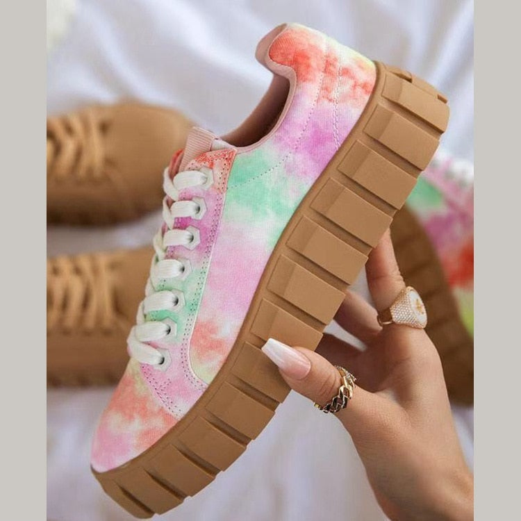 Modern women's low-top sneakers, combining athletic minimalist style with cushioned comfort.