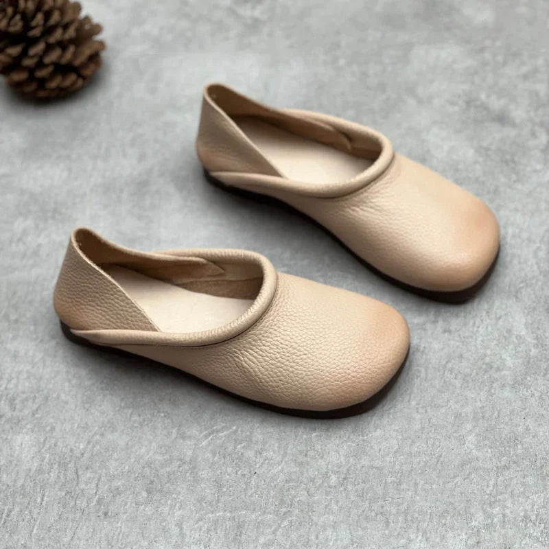 Casual women's slip-on sandals with a comfortable round-toe design, perfect for walking and daily wear.