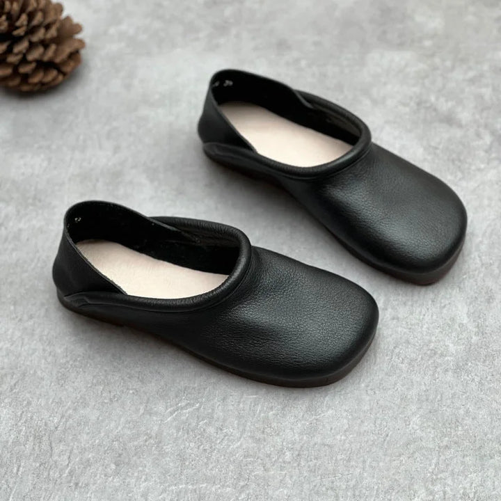 Elegant low-cut women's slip-on sandals, ideal for comfortable summer fashion and everyday casual footwear.