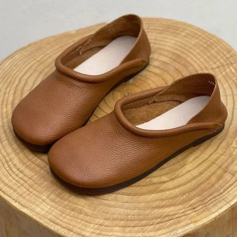 Versatile women's slip-on round-toe sandals, offering comfortable flat design for casual, everyday, and summer.