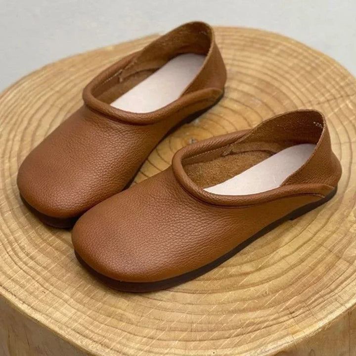 Versatile women's slip-on round-toe sandals, offering comfortable flat design for casual, everyday, and summer.