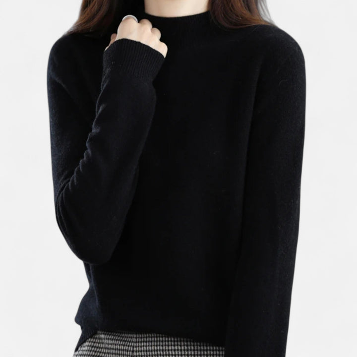 Versatile women's half-neck pullover, ideal for both casual & chic autumn/winter looks.